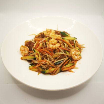 Spaghetti di soia con verdure e gamberi